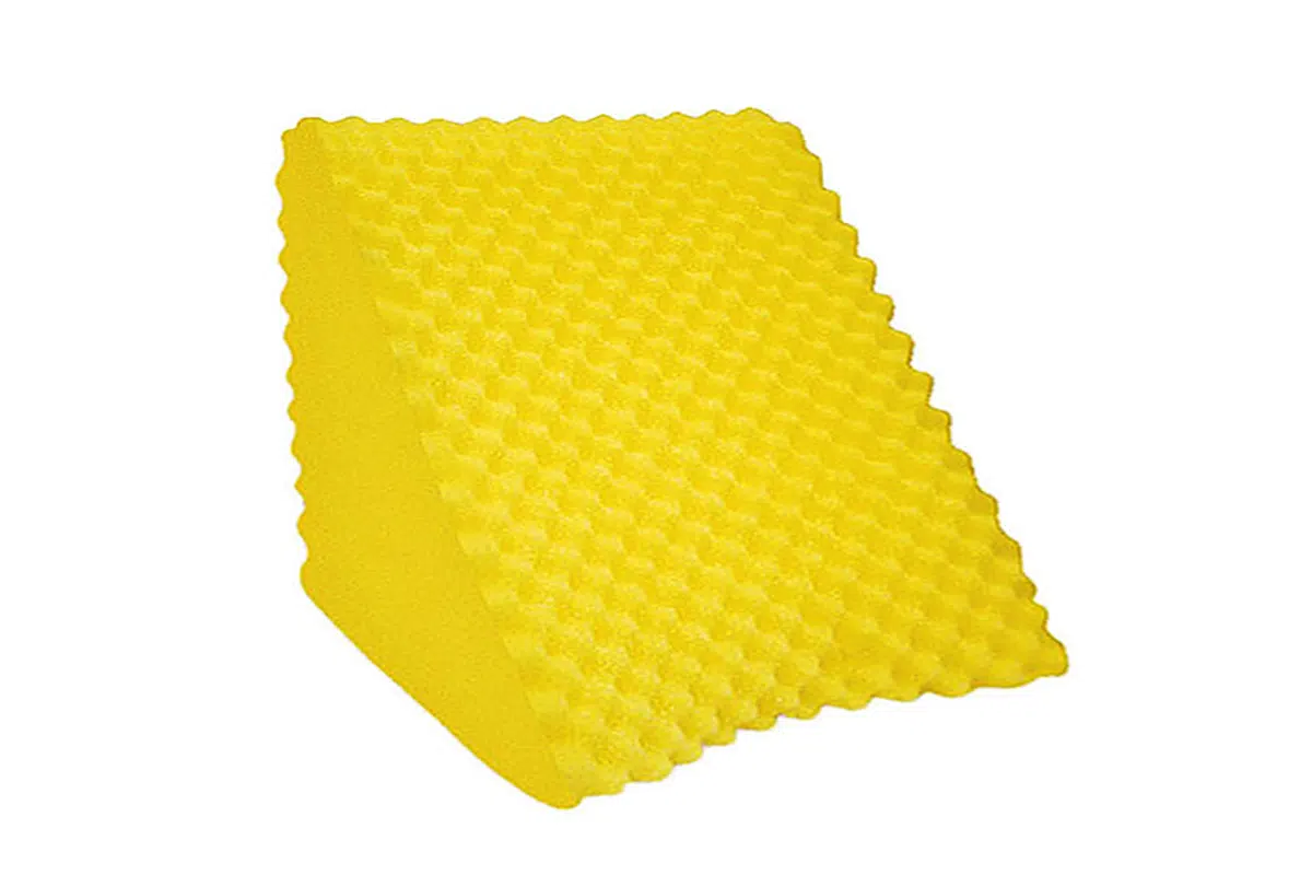 Respaldo triangular de espuma con funda