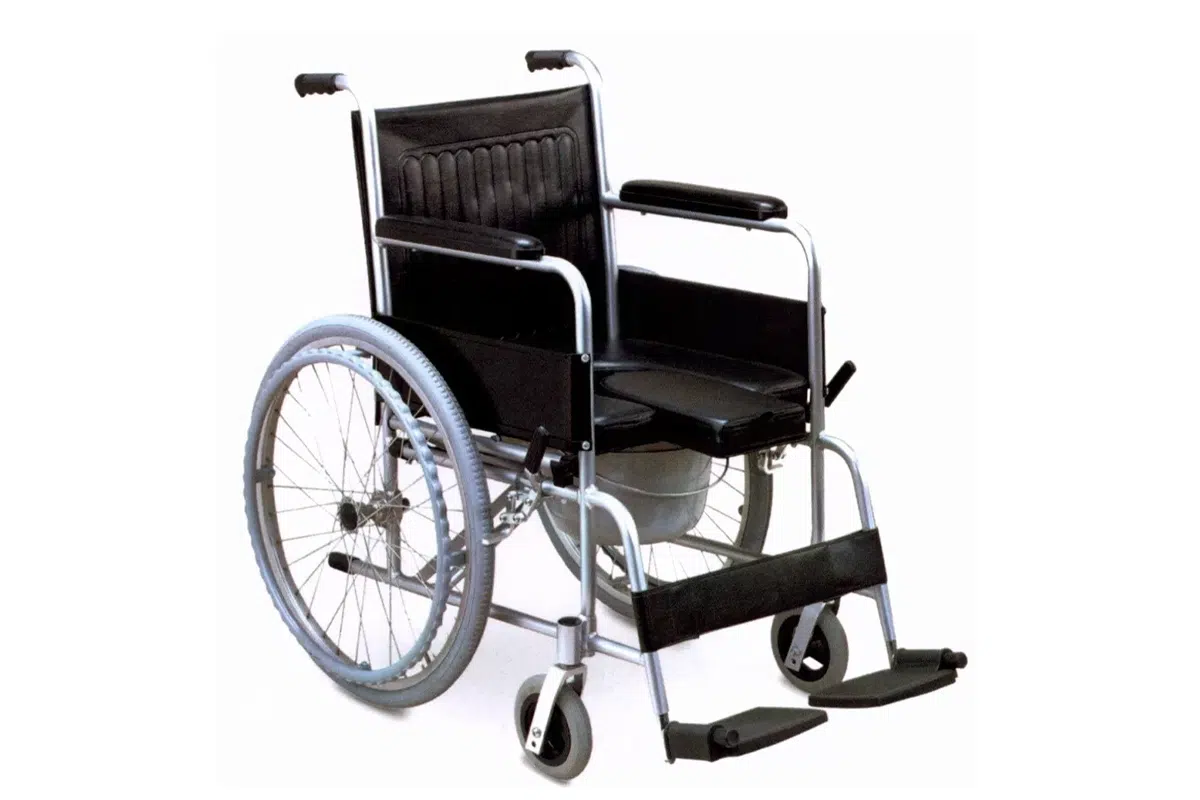 Silla de ruedas plegable con inodoro